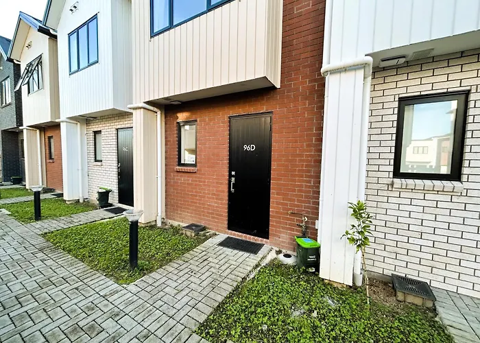 Entire Luxury Cosy Townhouse With Master Bedrooms,10 Min To Airport & Sylvia Park