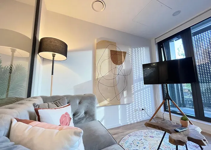 Beautiful Stylish Cbd Apartment