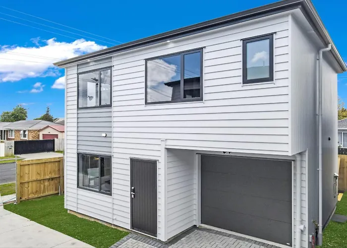 Family Holiday Home Papakura - 175