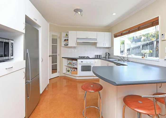 In Remuera With Free Street Carpark, Handy Close To Cuisine Restaurant And Public Transportation