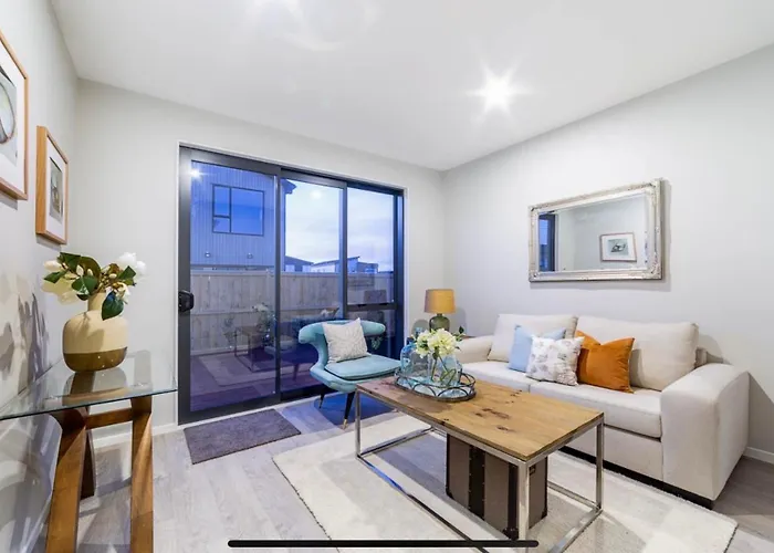 Scott Point Private Entry Flat Offers The Entire Living Room, Bedroom And Ensuite, Parking Available