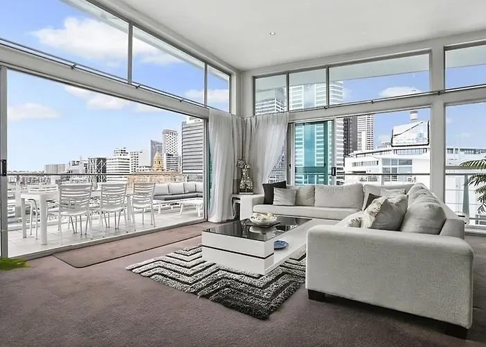 Sunbathed Penthouse With Spectacular Harbour Views