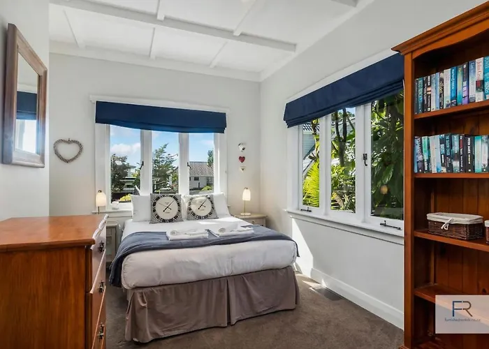 Grand Character Villa In Meadowbank