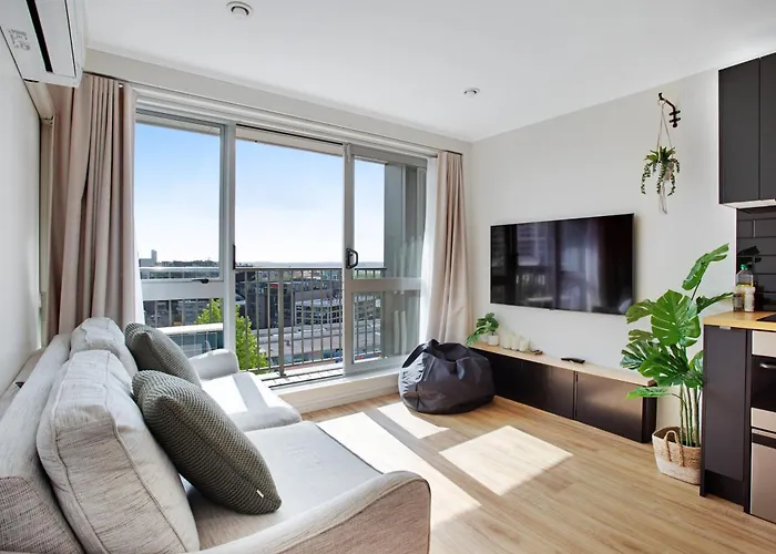 City Escape Apt With Views, Pool - Gym