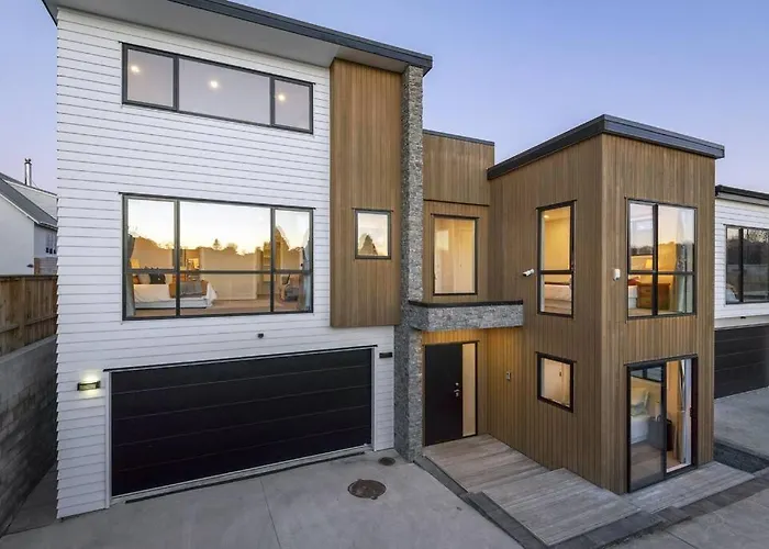 Hot Deal! Stunning Modern House In Ellerslie