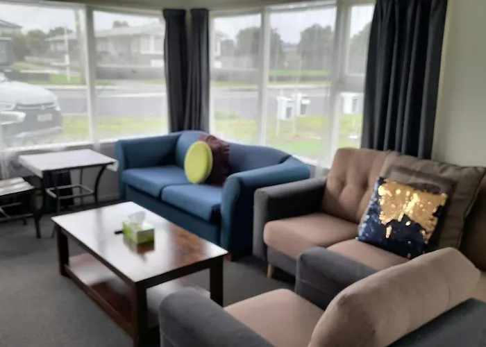 Mt Roskill Center Near Highway 20 2Br Unit