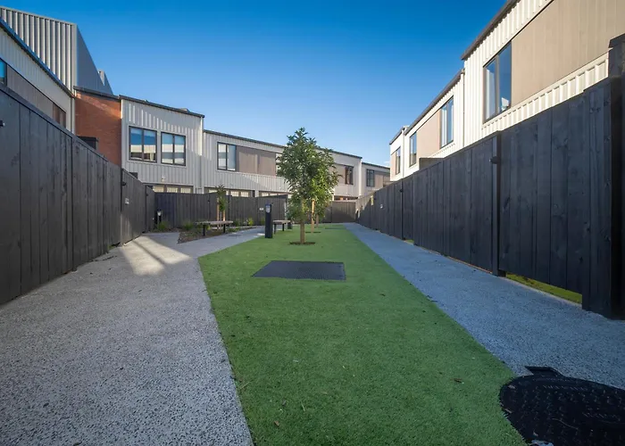Modern Townhouse Close To City With Full Kitchen - Ellerslie