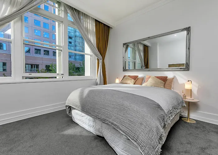 Stylish Retreat With City Views In Auckland Cbd