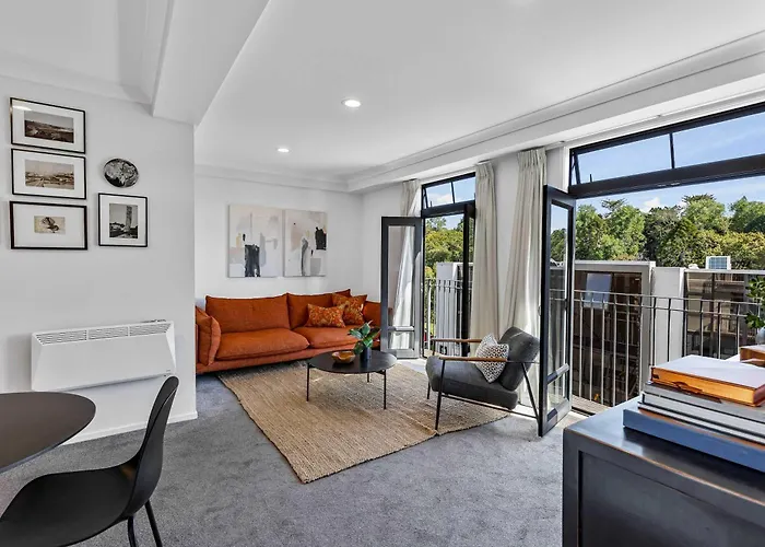 Immaculate City-Fringe Apartment