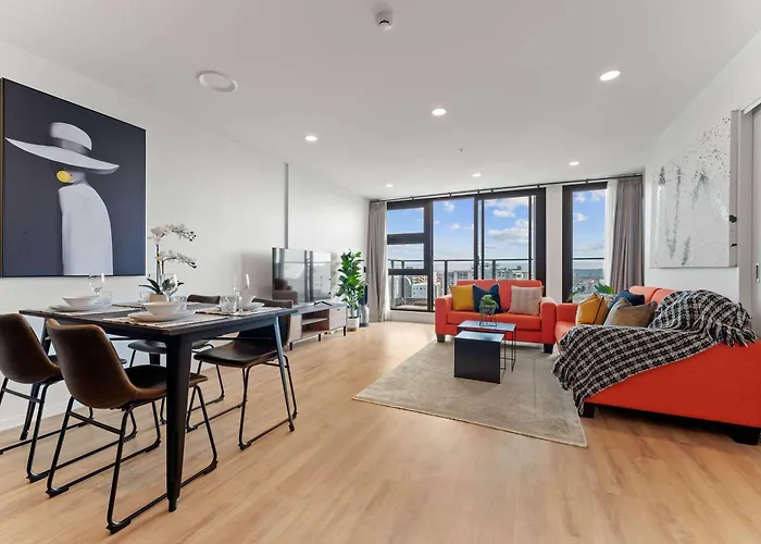 Modern Penthouse 3 Bed & 2 Bath-Skytower View-Pool