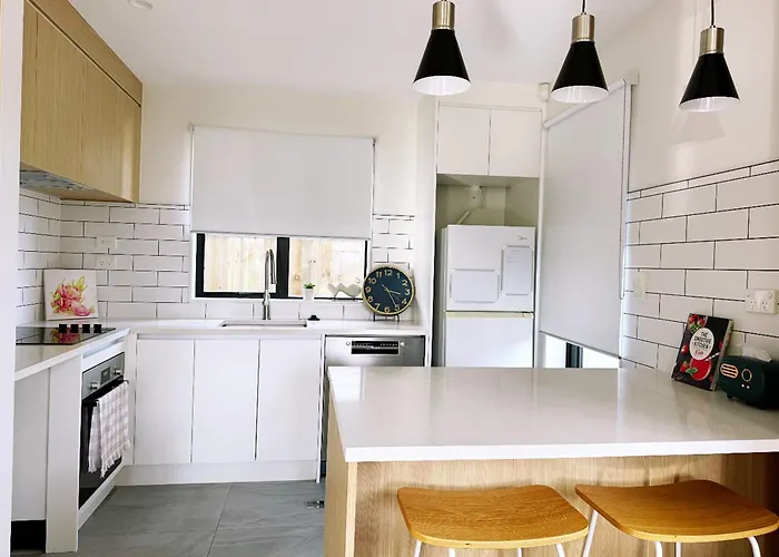 New 3 Bedroom Townhouse Near New Lynn Train Station