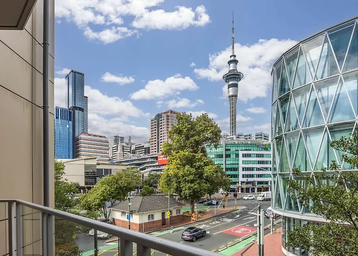 Modern Viaduct Apartment W Pool Gym Skytower Views