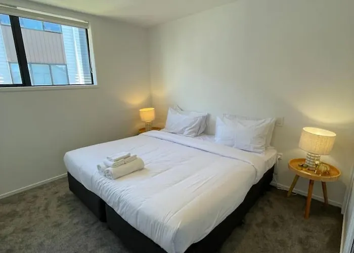 Well-Furnished Auckland Stunner