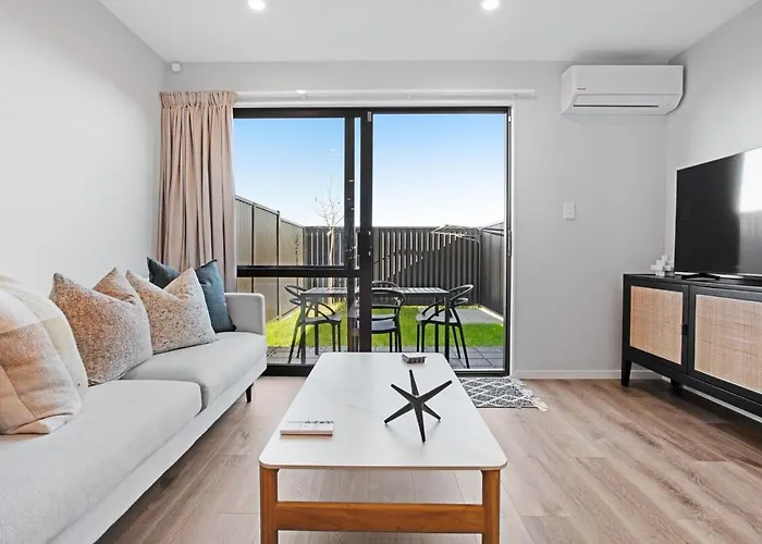 Fantastic Favona Style And Luxury 3 Bedroom And 2 Bath