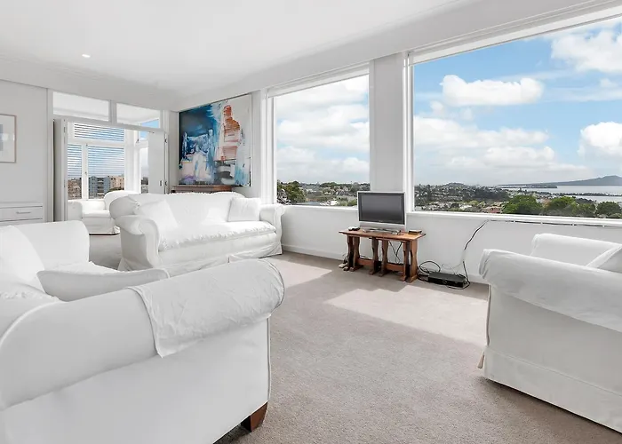 Spacious Sunny Seaview Apartment