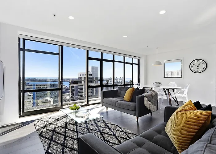 Central 12Th Floor Apt With City & Harbour Views