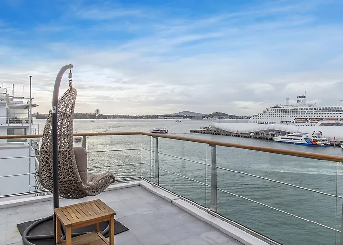 Princes Wharf 1Br Sub-Penthouse With Panoramic City & Ocean Views