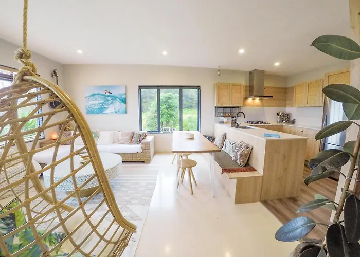 Coast Retreat Muriwai - Walk To The Beach!