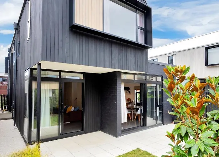 Blissful Breeze Townhouse With Parking And Patio