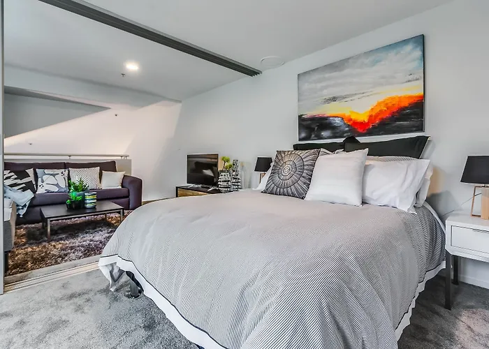 Penthouse With Mezzanine & Harbor Views