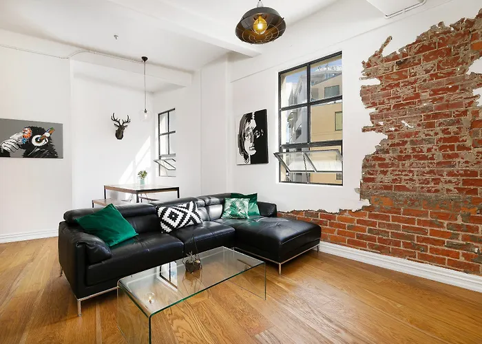 Beautiful Modern Central City Apartment
