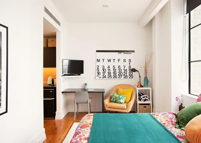 Deluxe Heritage Apartment Near Viaduct