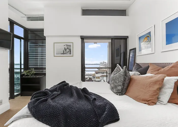 Bright Modern One Bed Marina Penthouse