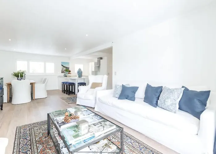 Stunning And Modern 4 Bedroom Townhouse Near Kohi Beach
