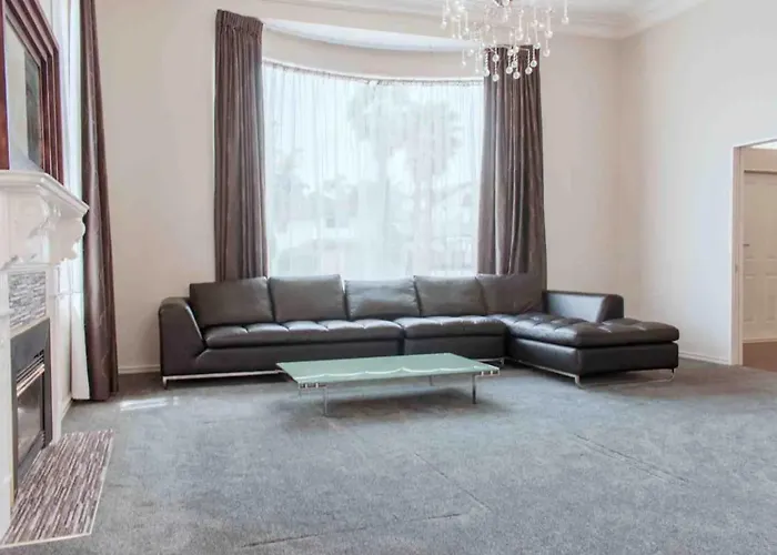 Elegant 6 Bdr Home Sleeps 13 In East Auckland