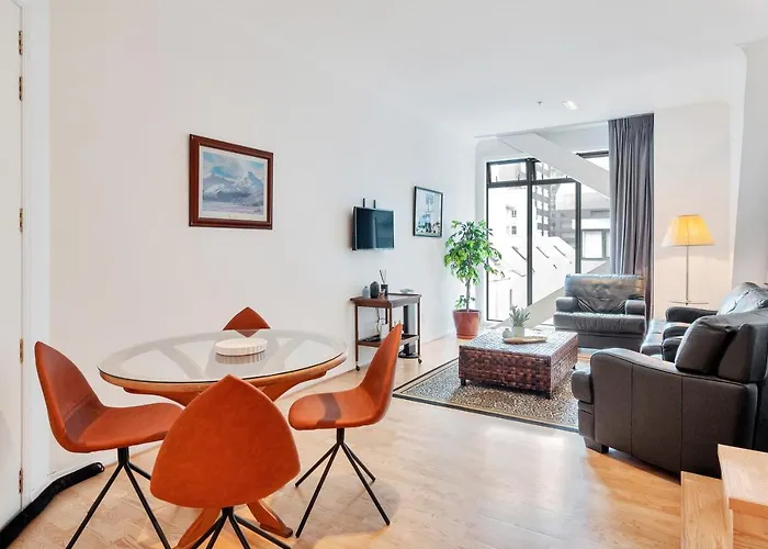 1Br City Apartment W/ Free Parking For 2 Cars