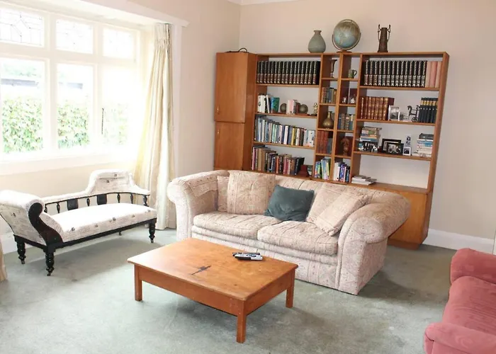 Cosy 3 Bedroom Bungalow By Cornwall Park