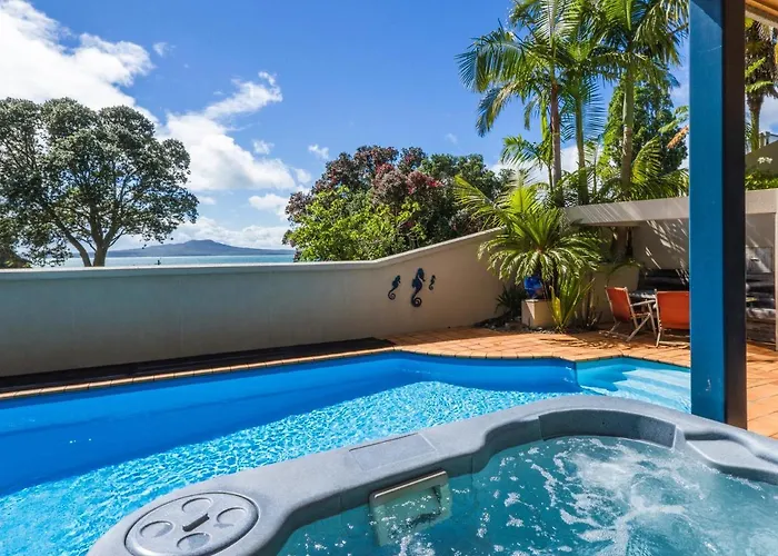 Beachside Holiday - Castor Bay Holiday Apartment