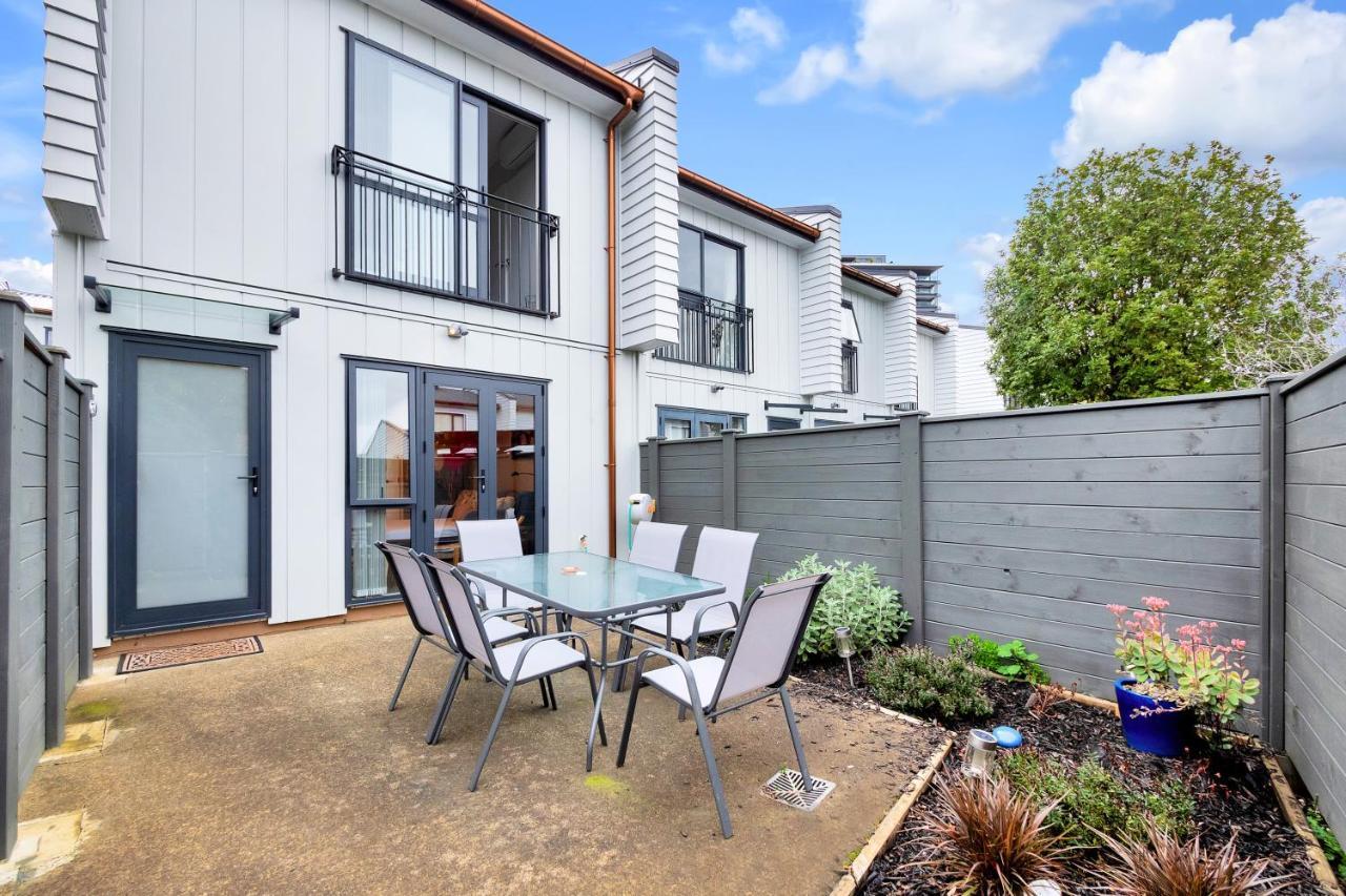 Greenwich Townhouse With Parking And Air-con * Auckland