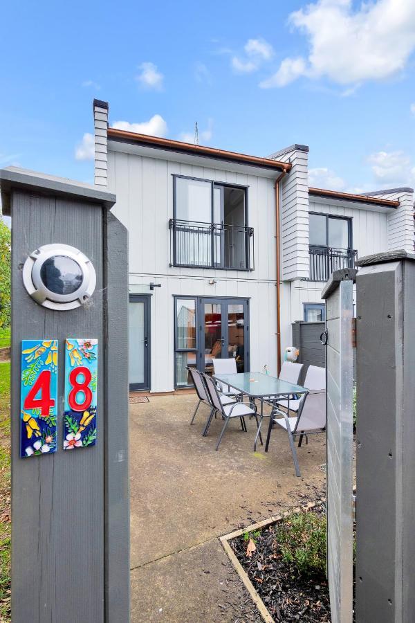 Greenwich Townhouse With Parking And Air-con * Auckland