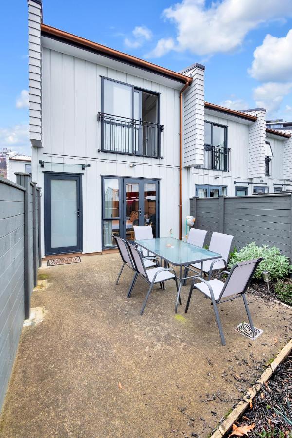 Greenwich Townhouse With Parking And Air-con