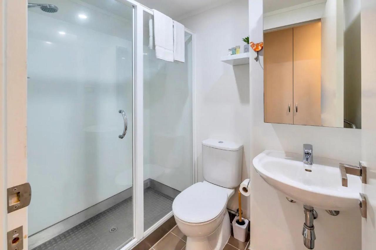 Metro Living Near Skytower And Parking Apartment