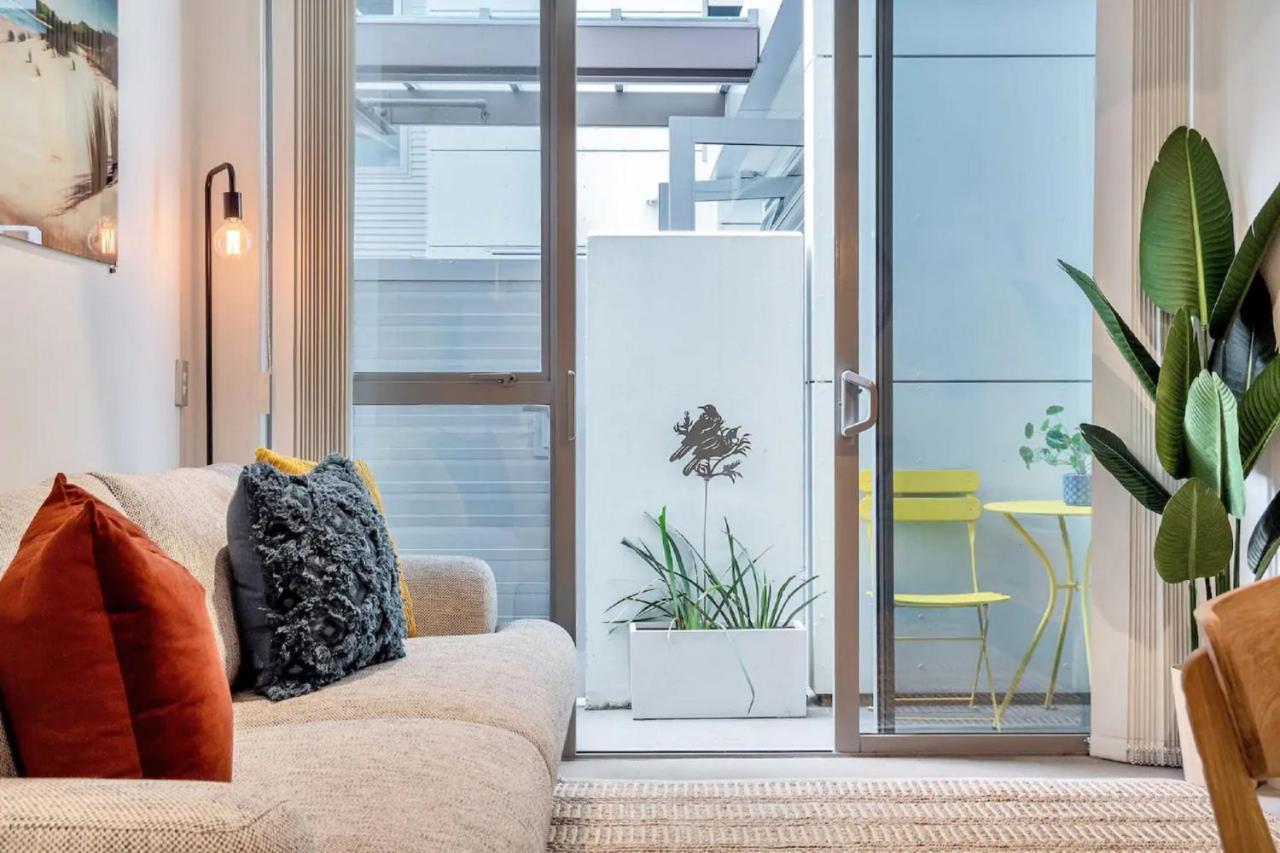 Metro Living Near Skytower And Parking