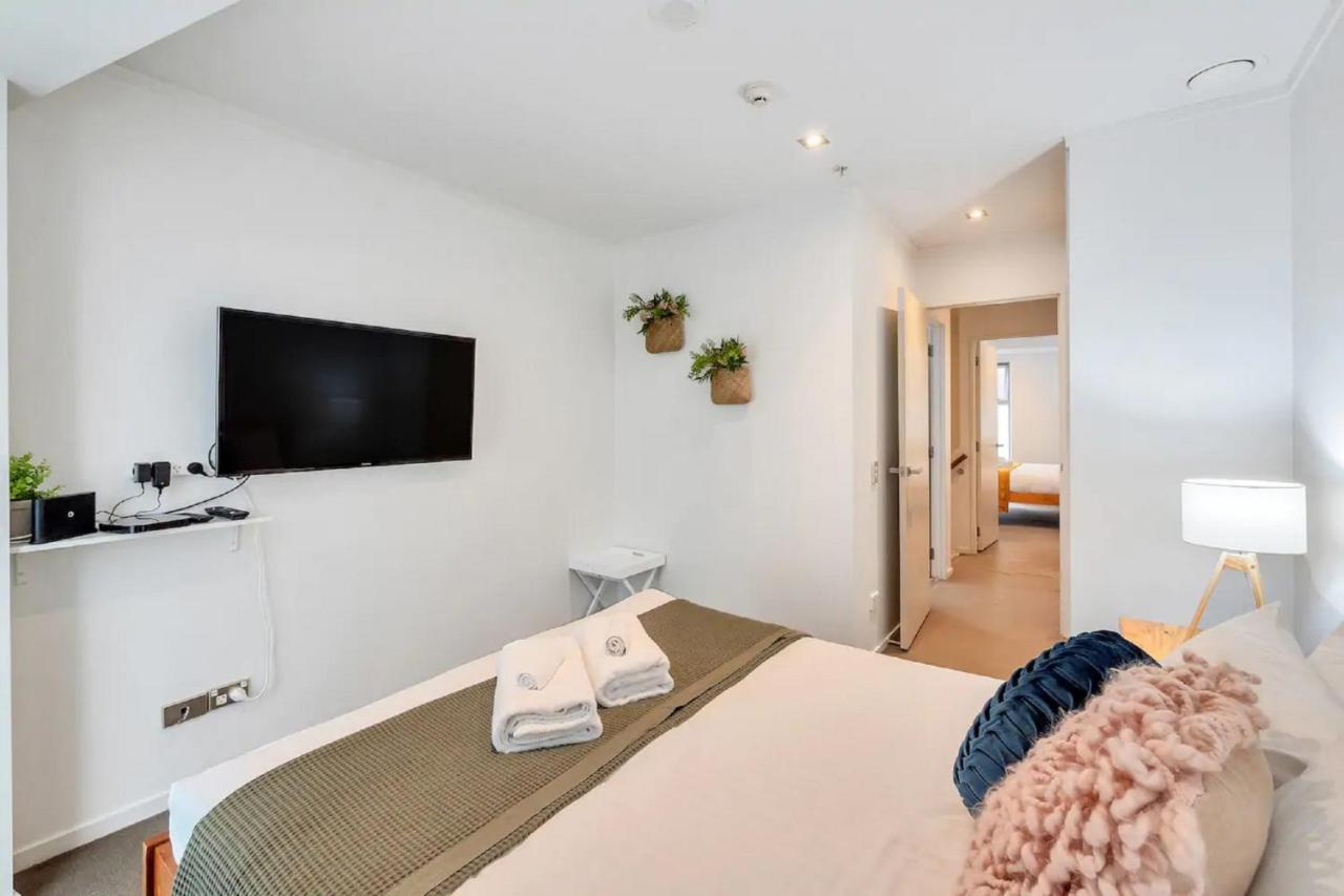 Metro Living Near Skytower And Parking *