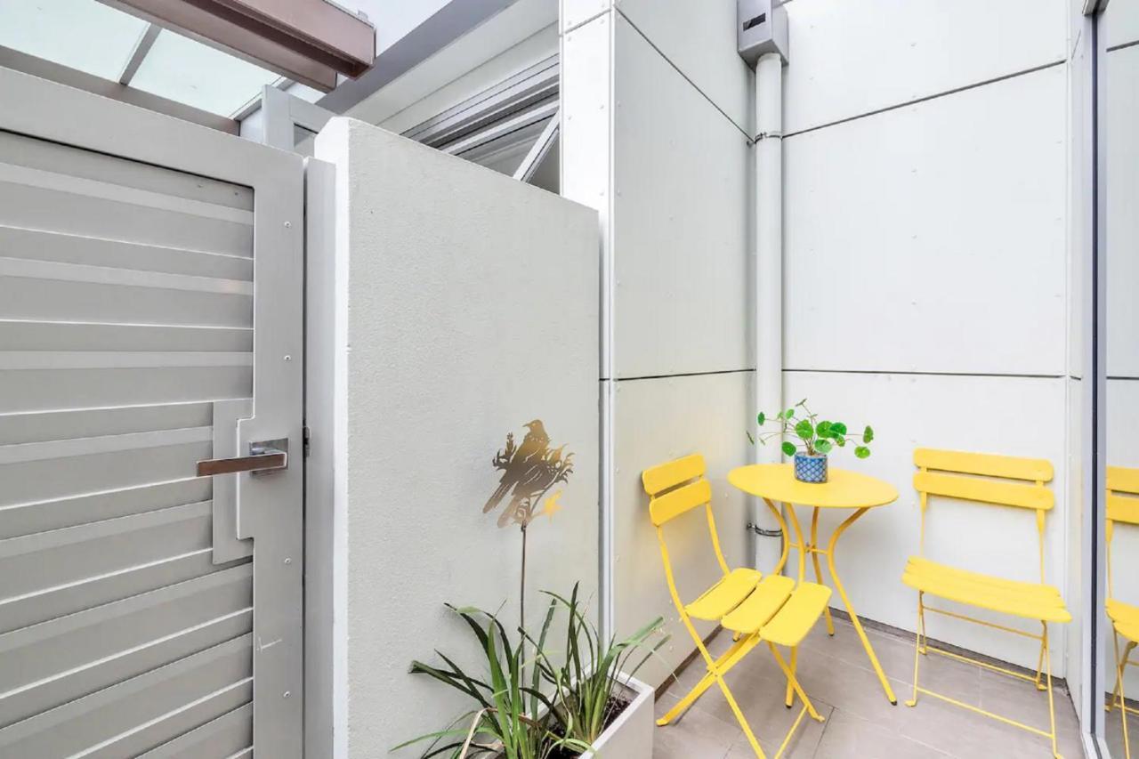 Metro Living Near Skytower And Parking *