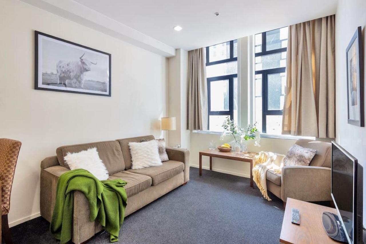 Urban Deco On Queen Street Apartment