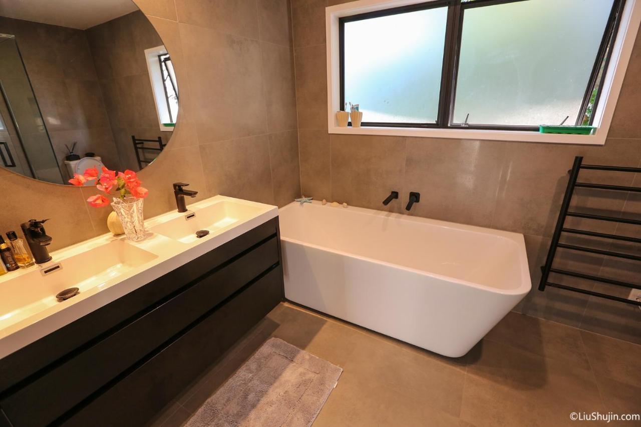 Swimming Pool Homestay Auckland