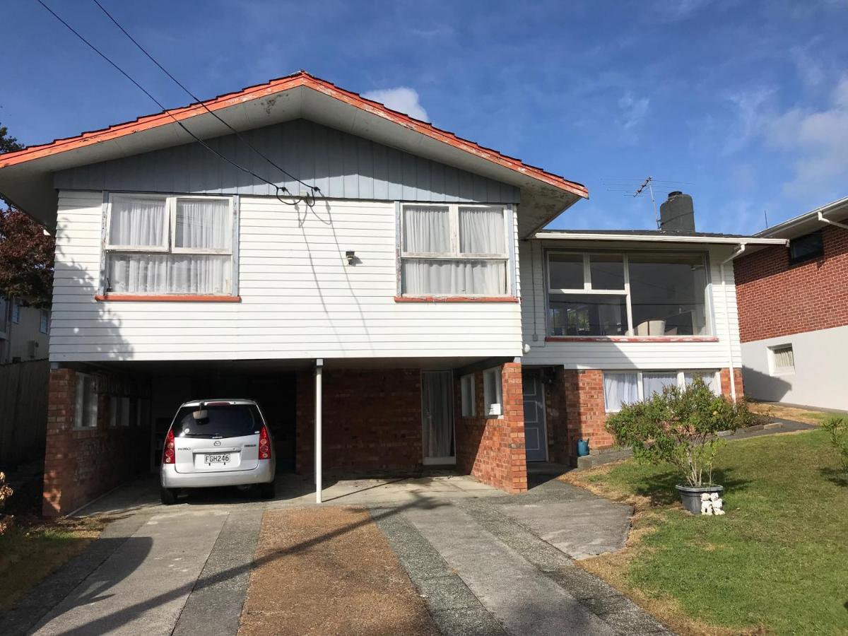 Accommodation In A Large Home Heart Of Auckland City And Airport