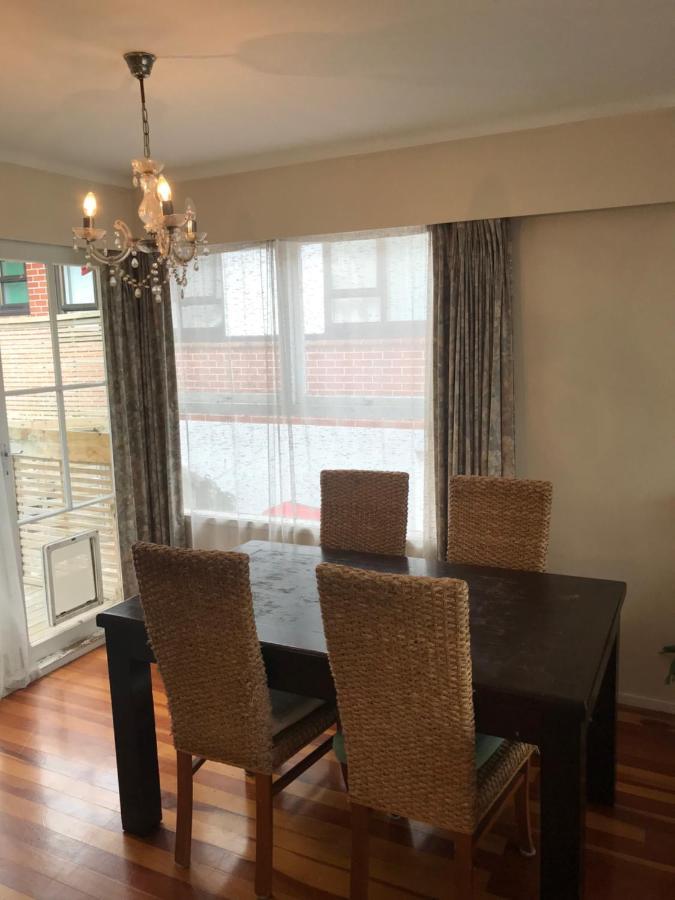 Accommodation In A Large Home Heart Of Auckland City And Airport