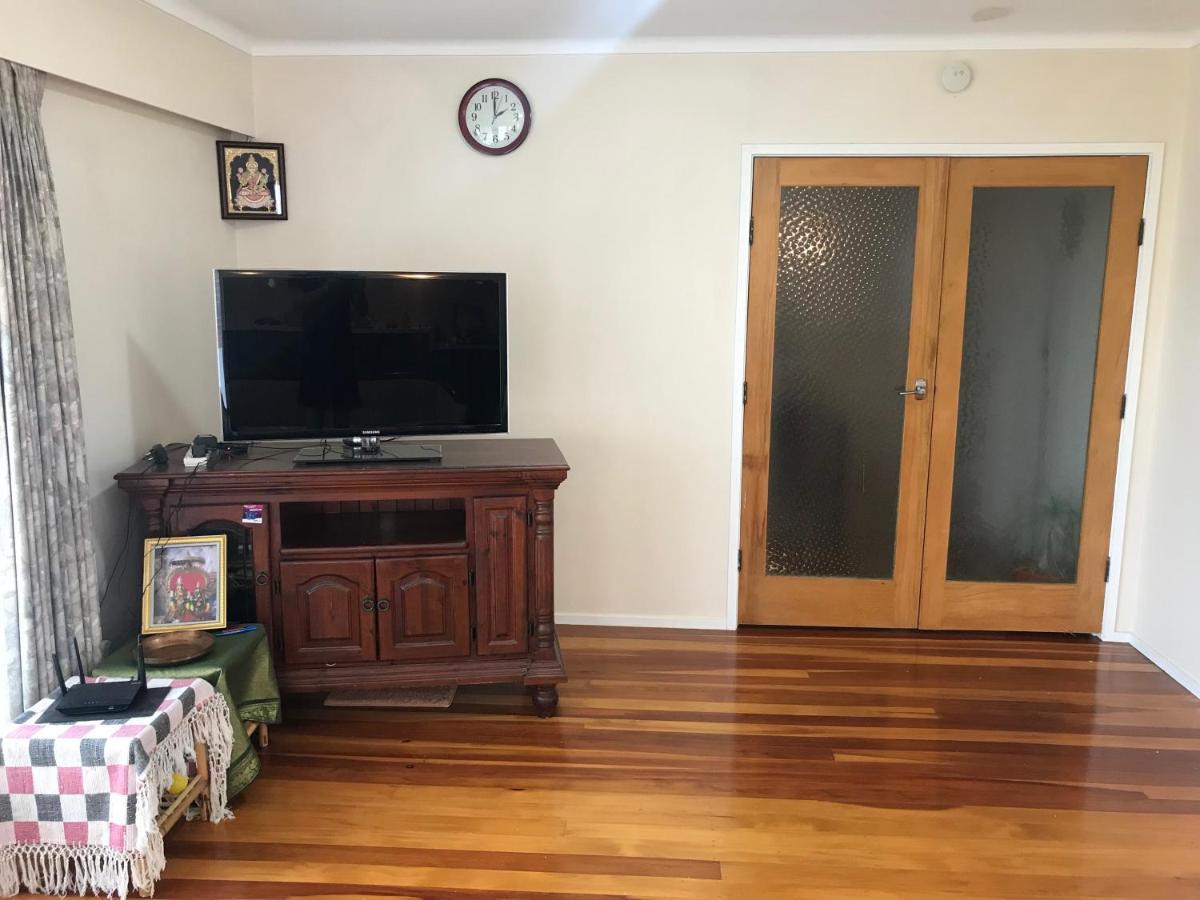 Accommodation In A Large Home Heart Of Auckland City And Airport