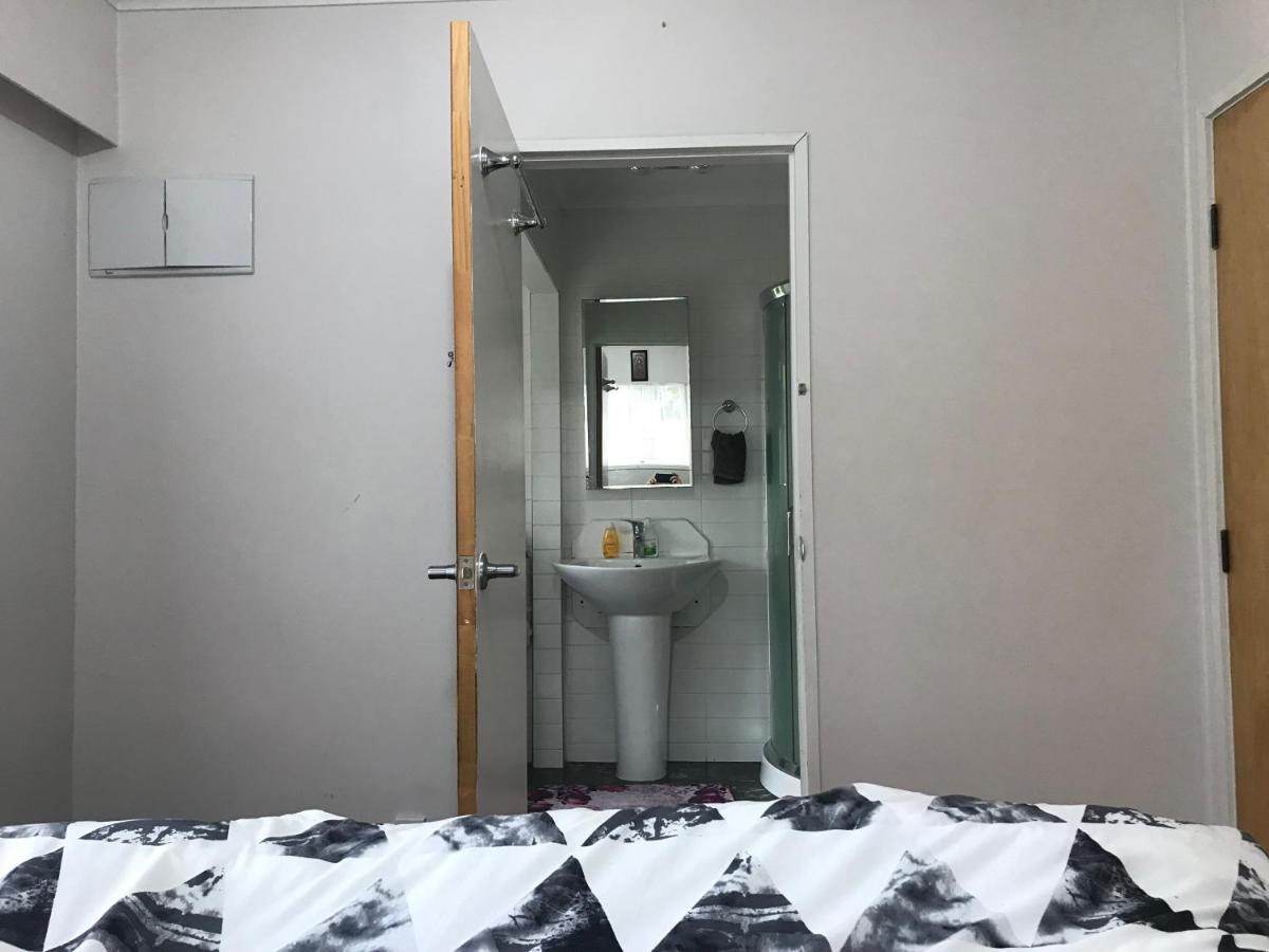 Accommodation In A Large Home Heart Of Auckland City And Airport * Auckland