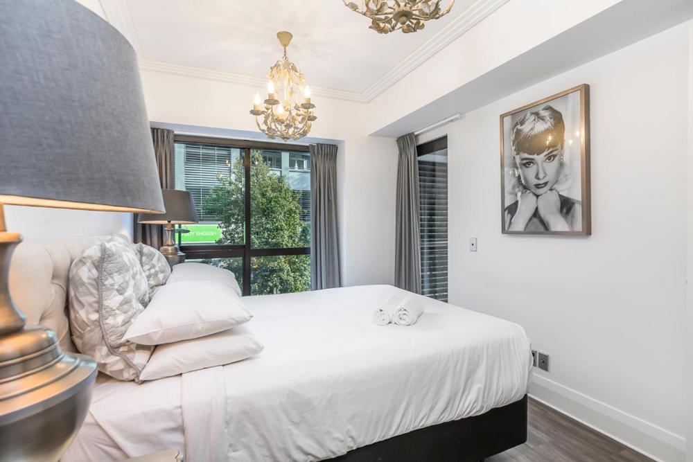 Corporate, Spacious Staycation - Sky Tower Views Apartment Auckland