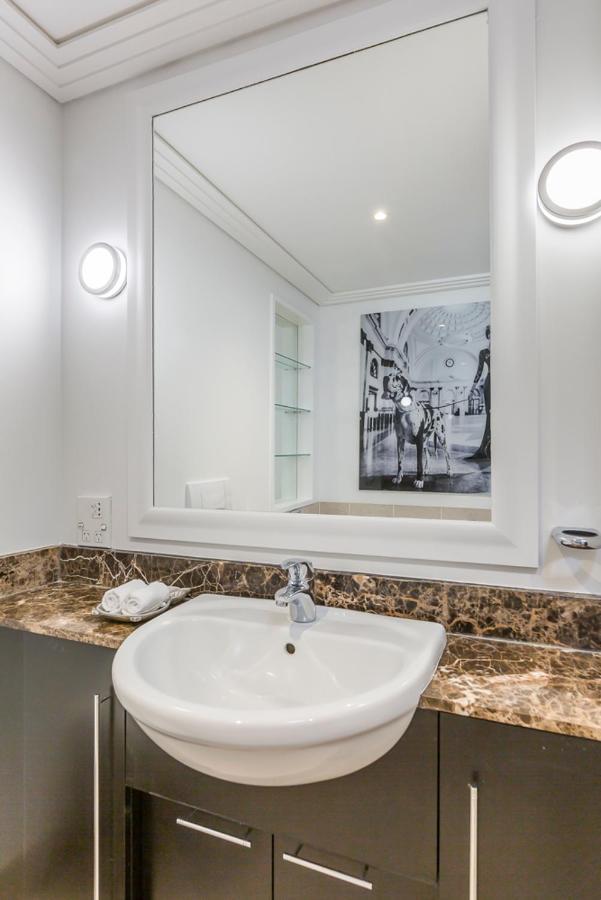 Corporate, Spacious Staycation - Sky Tower Views Apartment Auckland