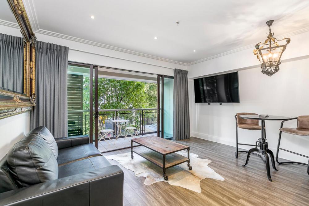 Corporate, Spacious Staycation - Sky Tower Views Apartment Auckland