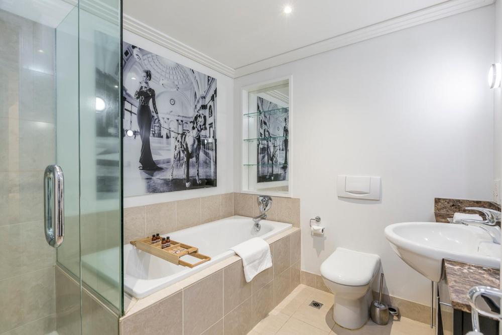 Corporate, Spacious Staycation - Sky Tower Views Apartment Auckland