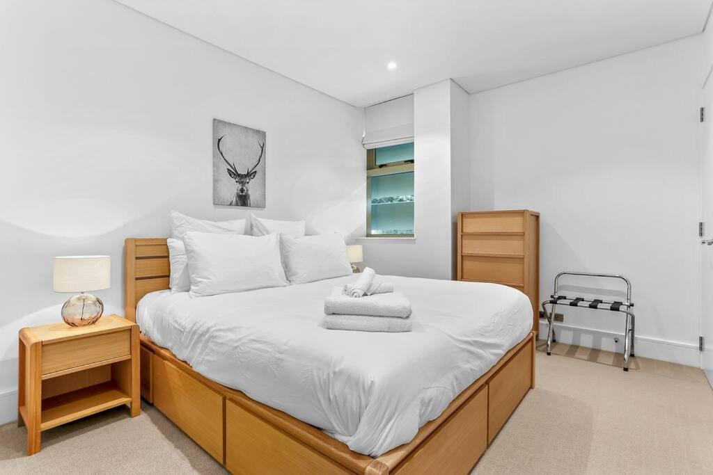 Apartment Elegant & Sunny Living With Stunning Marina Views
